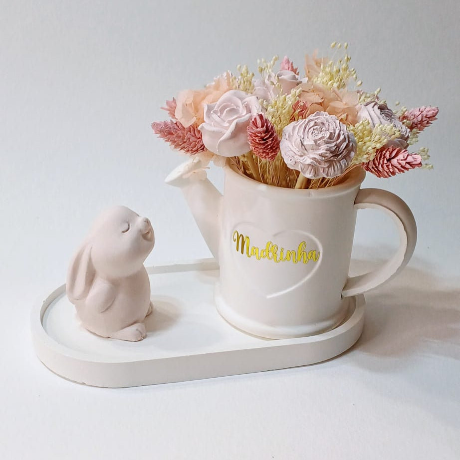 Conjunto base, coelho e regador em gesso com flores