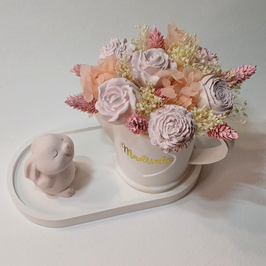 Conjunto base, coelho e regador em gesso com flores