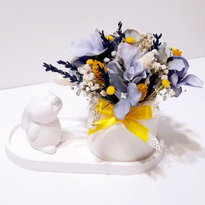 Base e coelhinho de gesso com jarra e flores