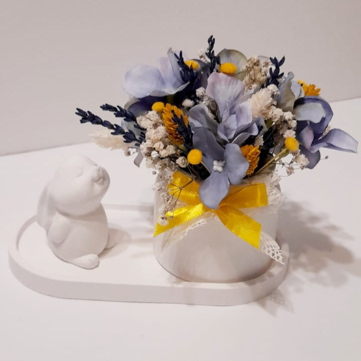 Base e coelhinho de gesso com jarra e flores