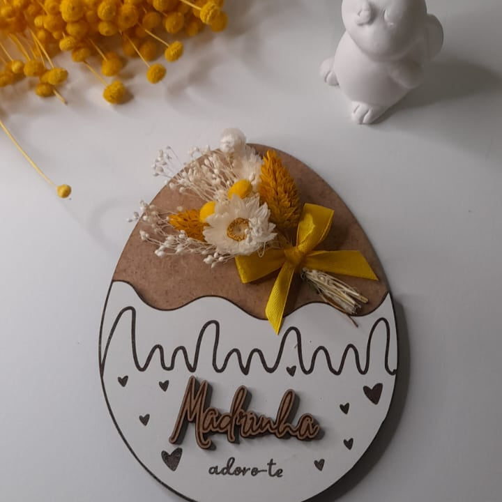 Ovinho com ramo de flores preservadas