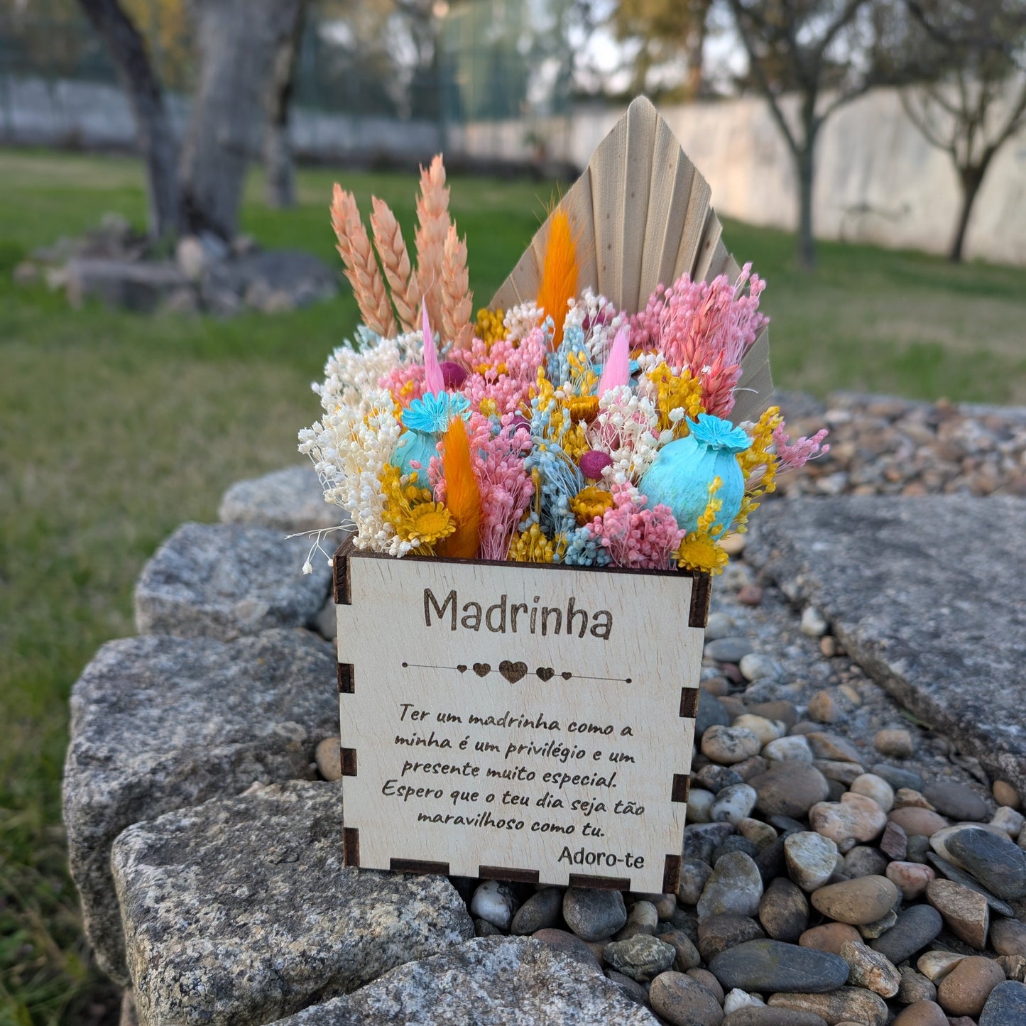 Caixa de madeira com flores preservadas