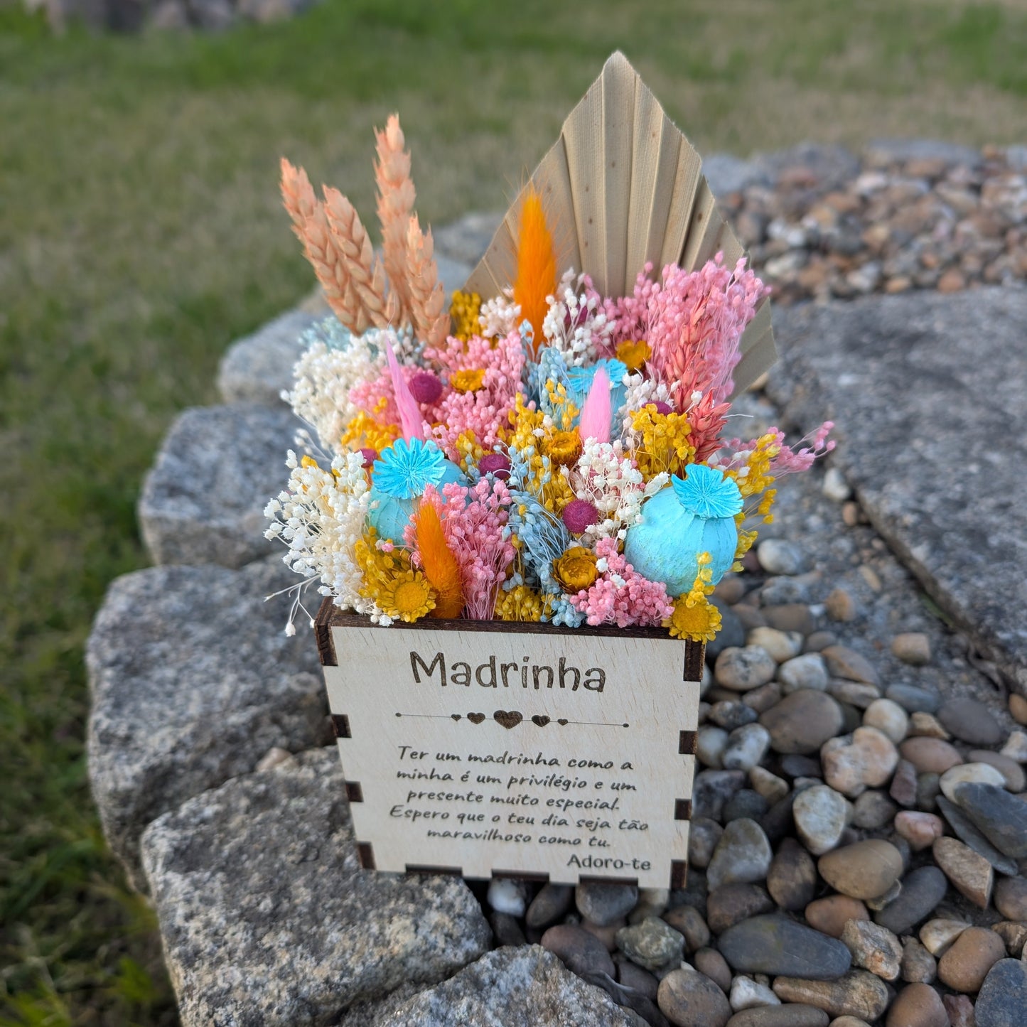 Caixa de madeira com flores preservadas
