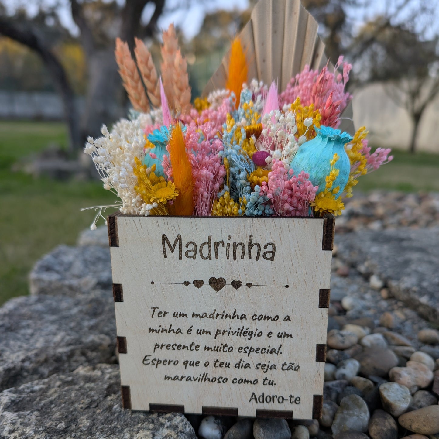 Caixa de madeira com flores preservadas